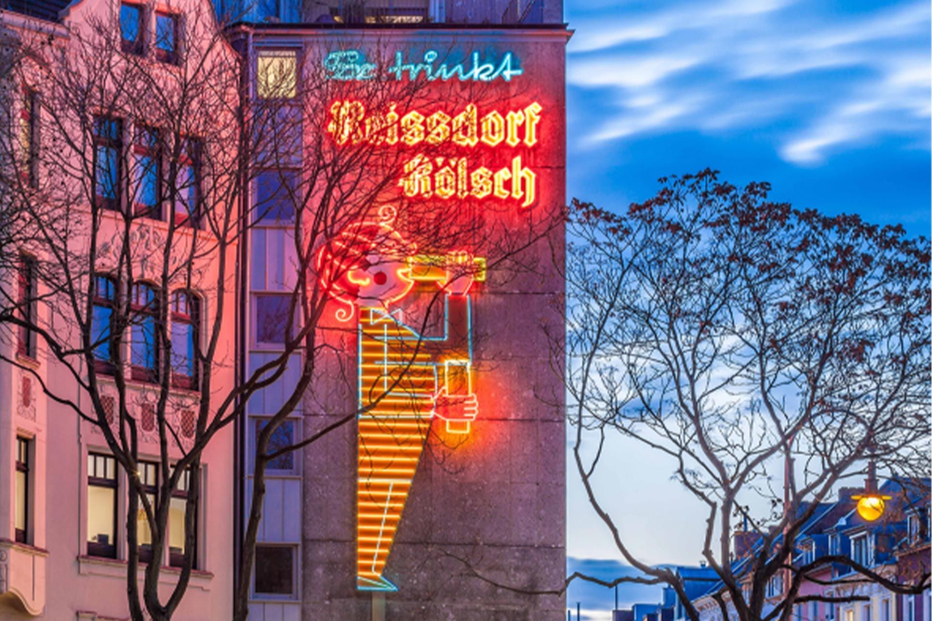Leucht-Figur von Reissdorf am Rudolfplatz in Köln mit der Aufschrift