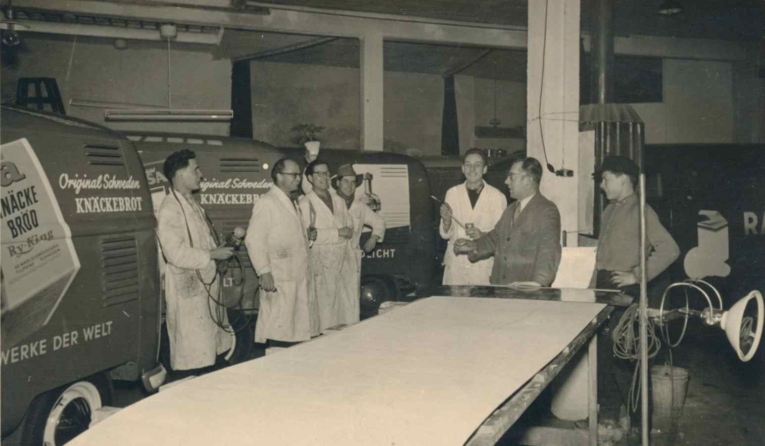 Schwarz-Weiß Bild aus der Werkstatt mit Team der Werbetechniker-Innung Köln, Bonn und Aachen