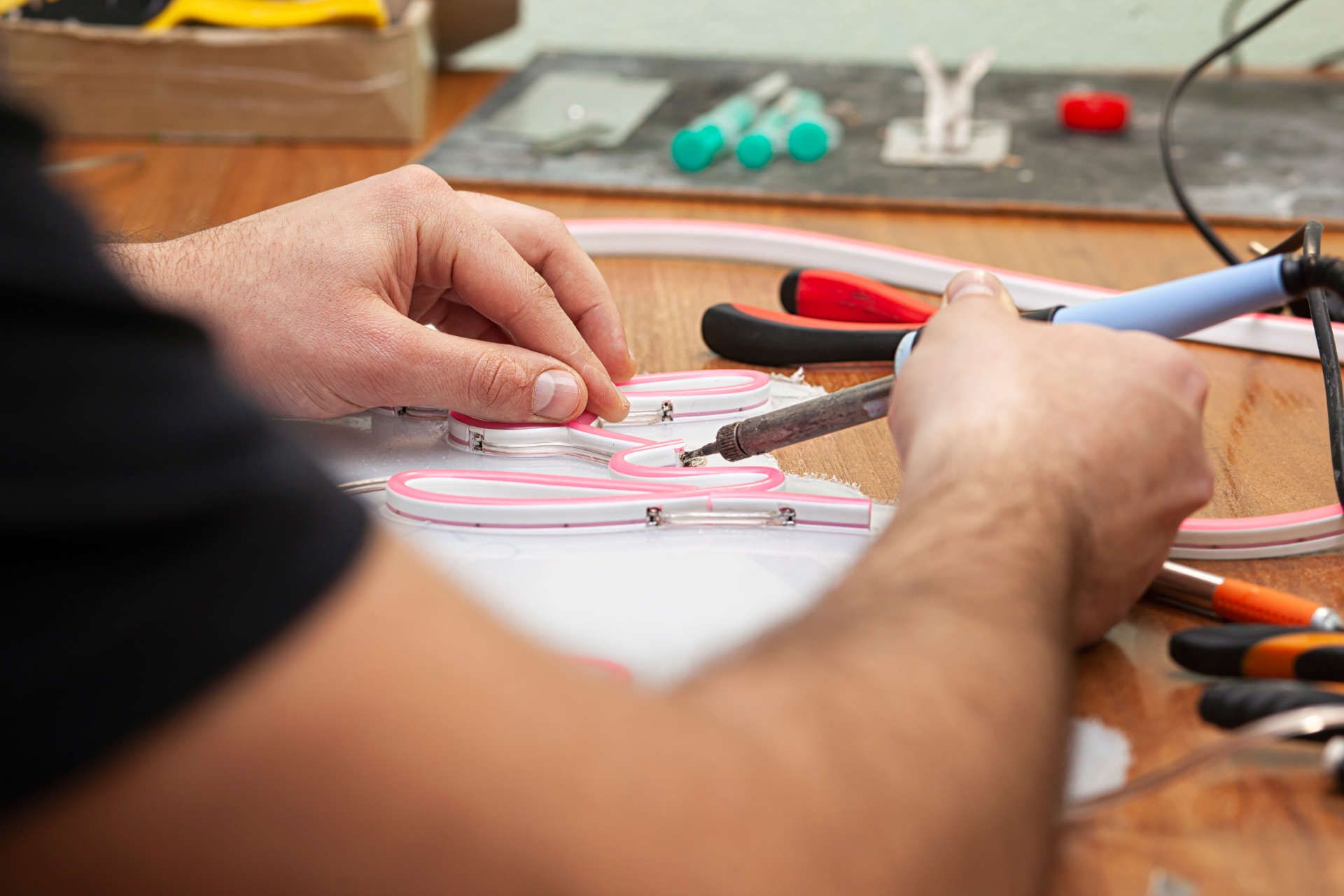Handwerk der Erstellung von Neon-Leuchtreklame