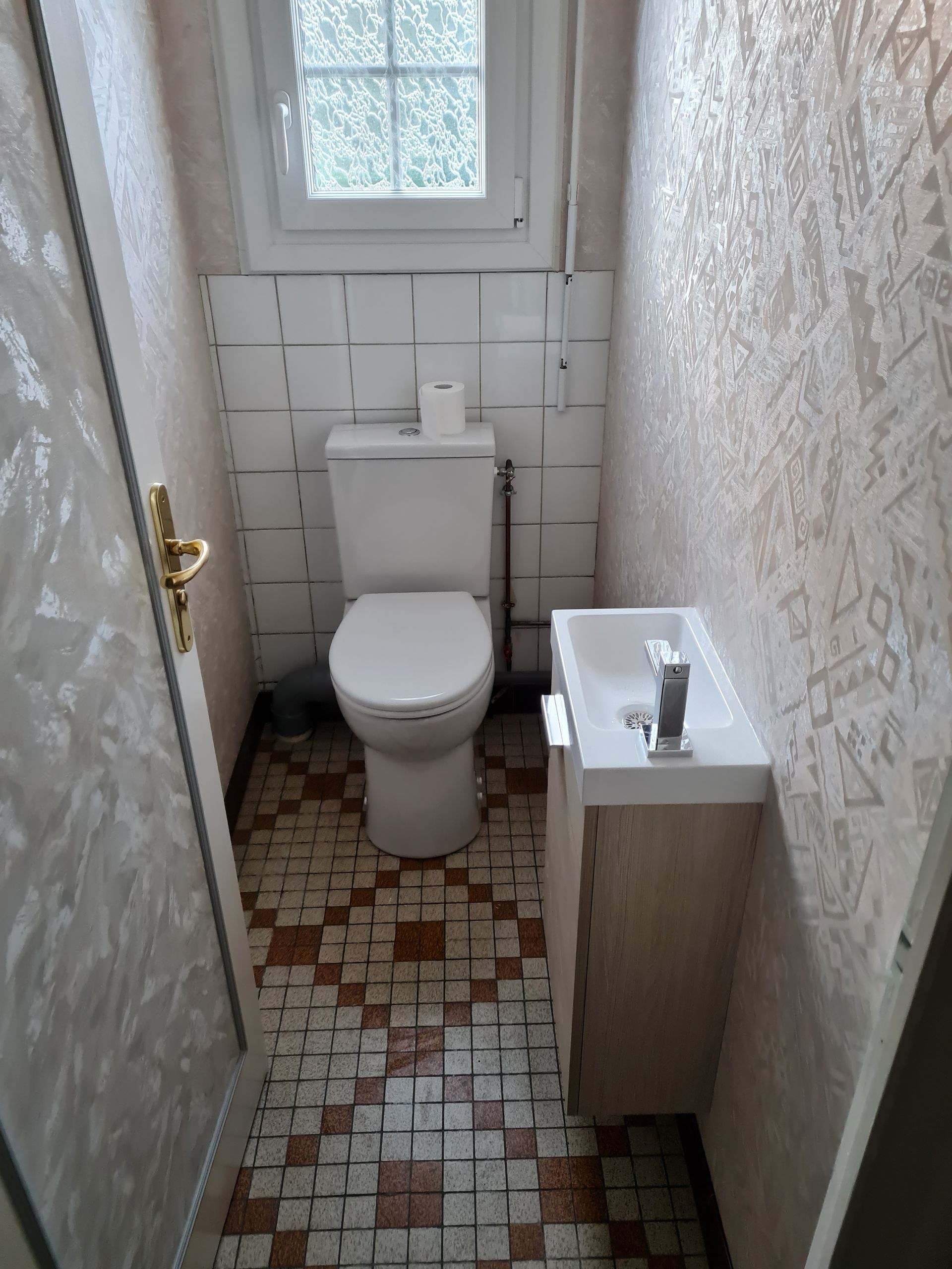 Des toilettes et un petit lavabo