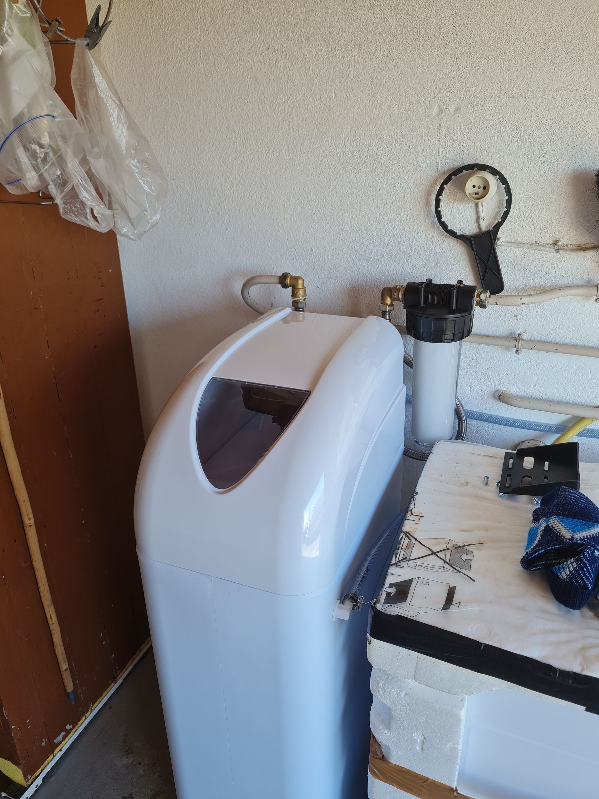 Un adoucisseur d'eau et la tuyauterie