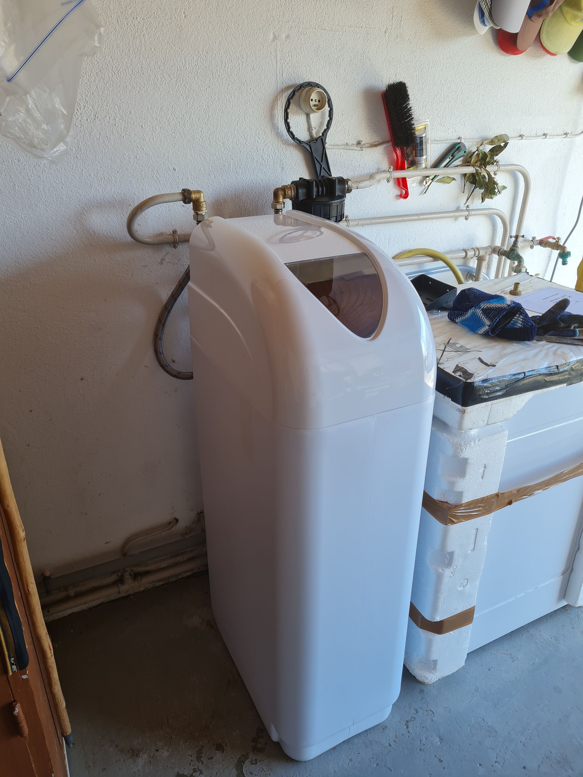 Un grand adoucisseur d'eau blanc
