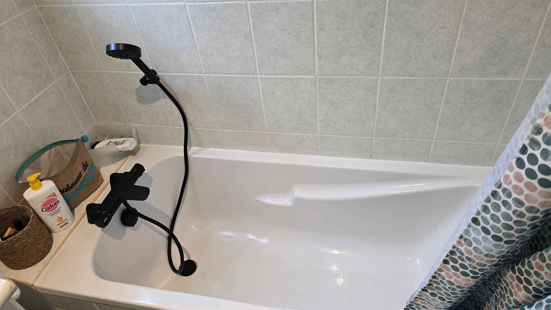 Une baignoire avec une robinetterie noire