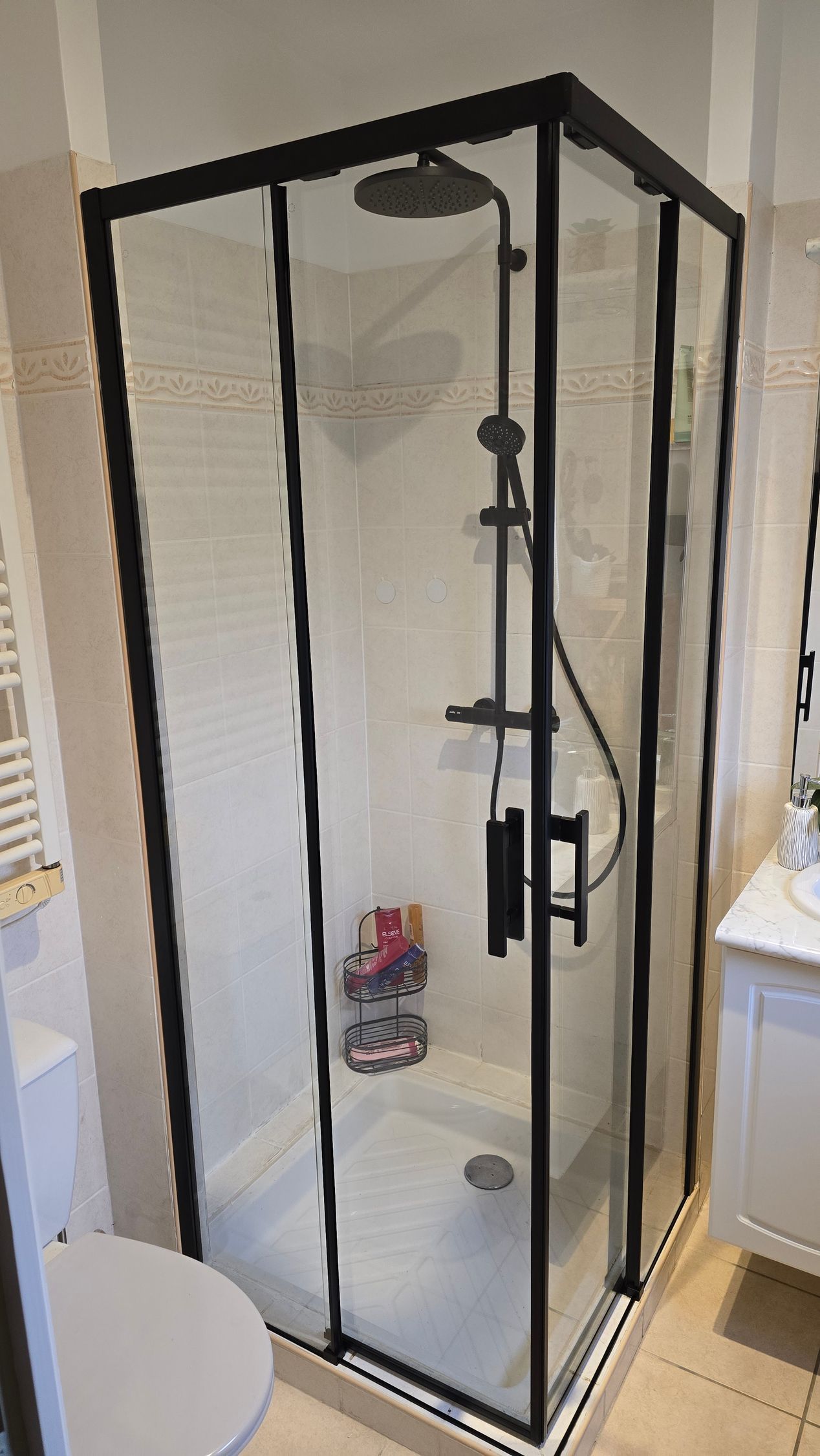 Une douche à la monture noire