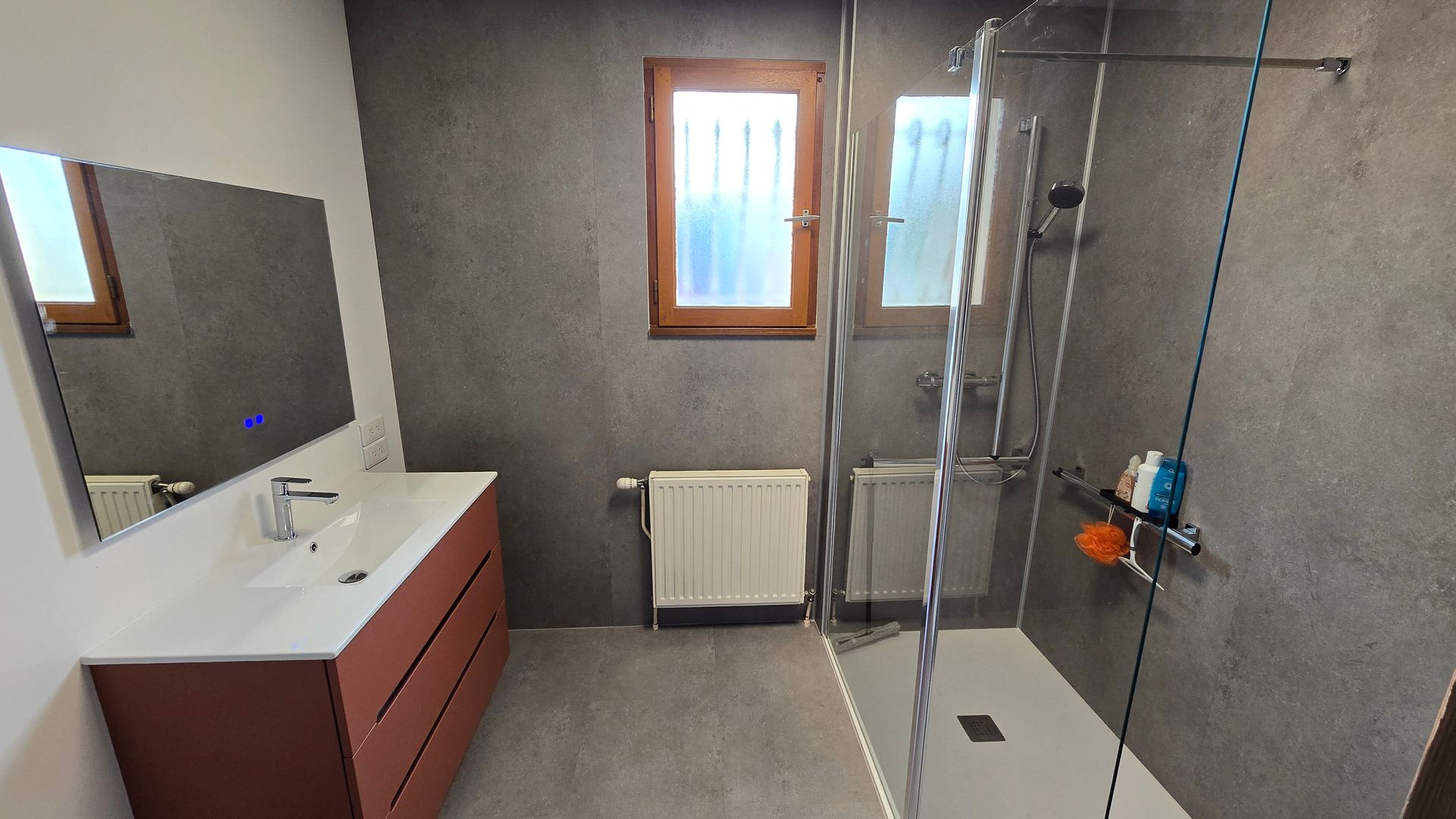 Une salle de bains avec des murs gris