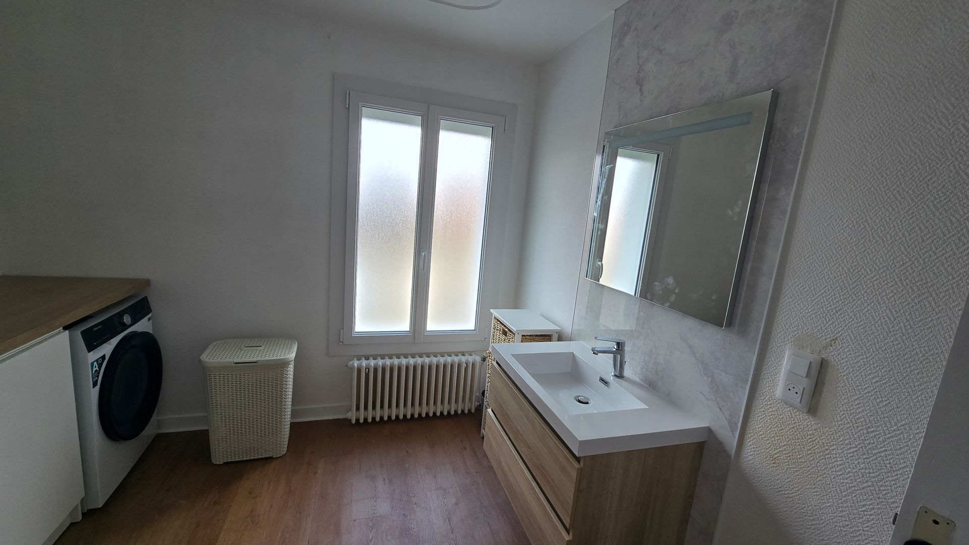 Une salle de bains avec du parquet