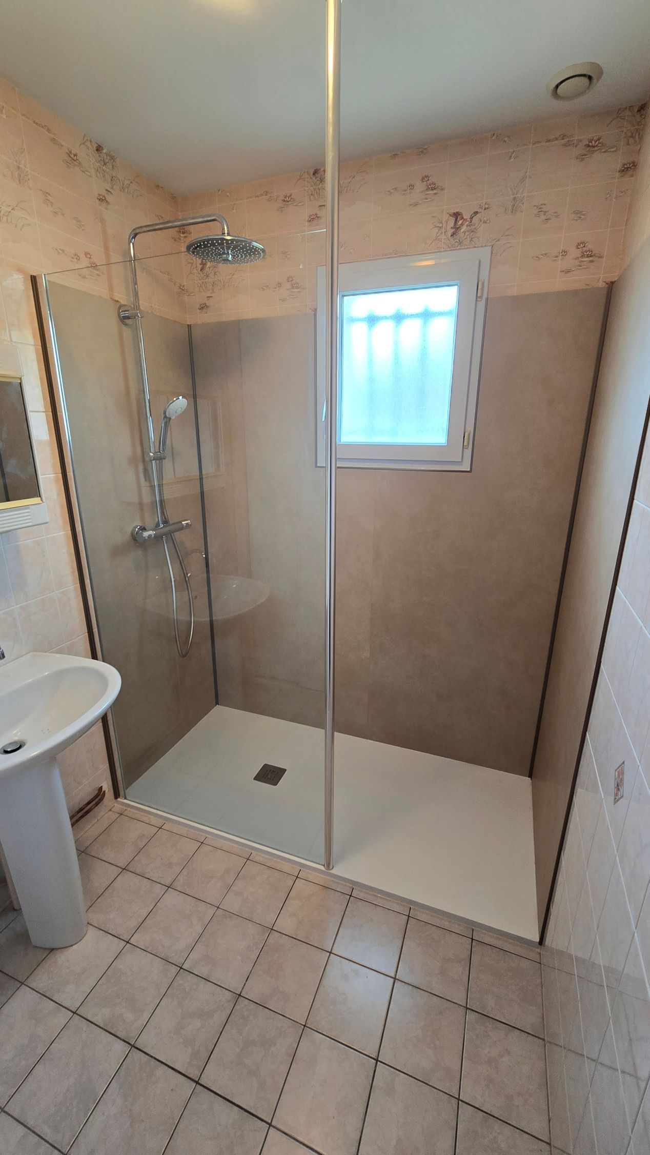 Une grande douche à l'italienne