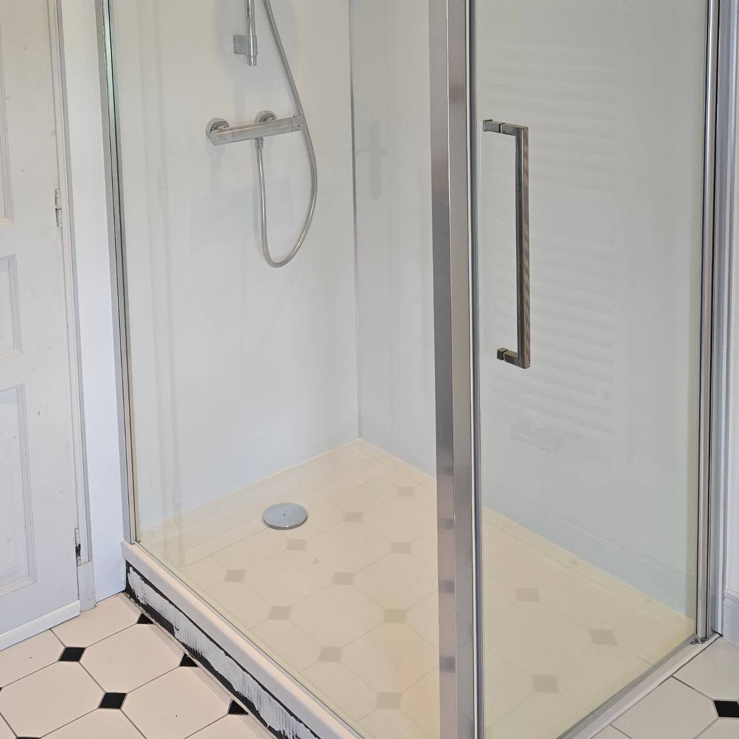 Une cabine de douche