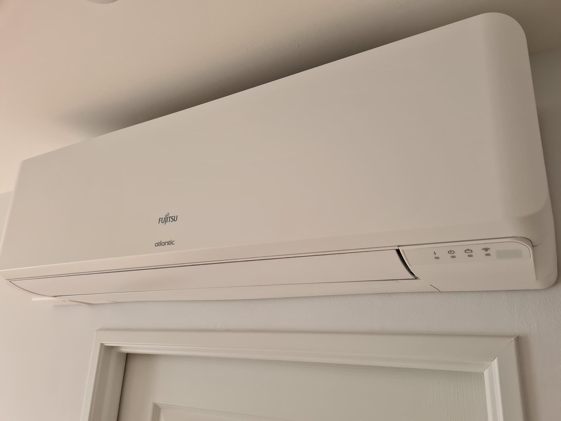 Une climatisation murale au-dessus d'une fenêtre