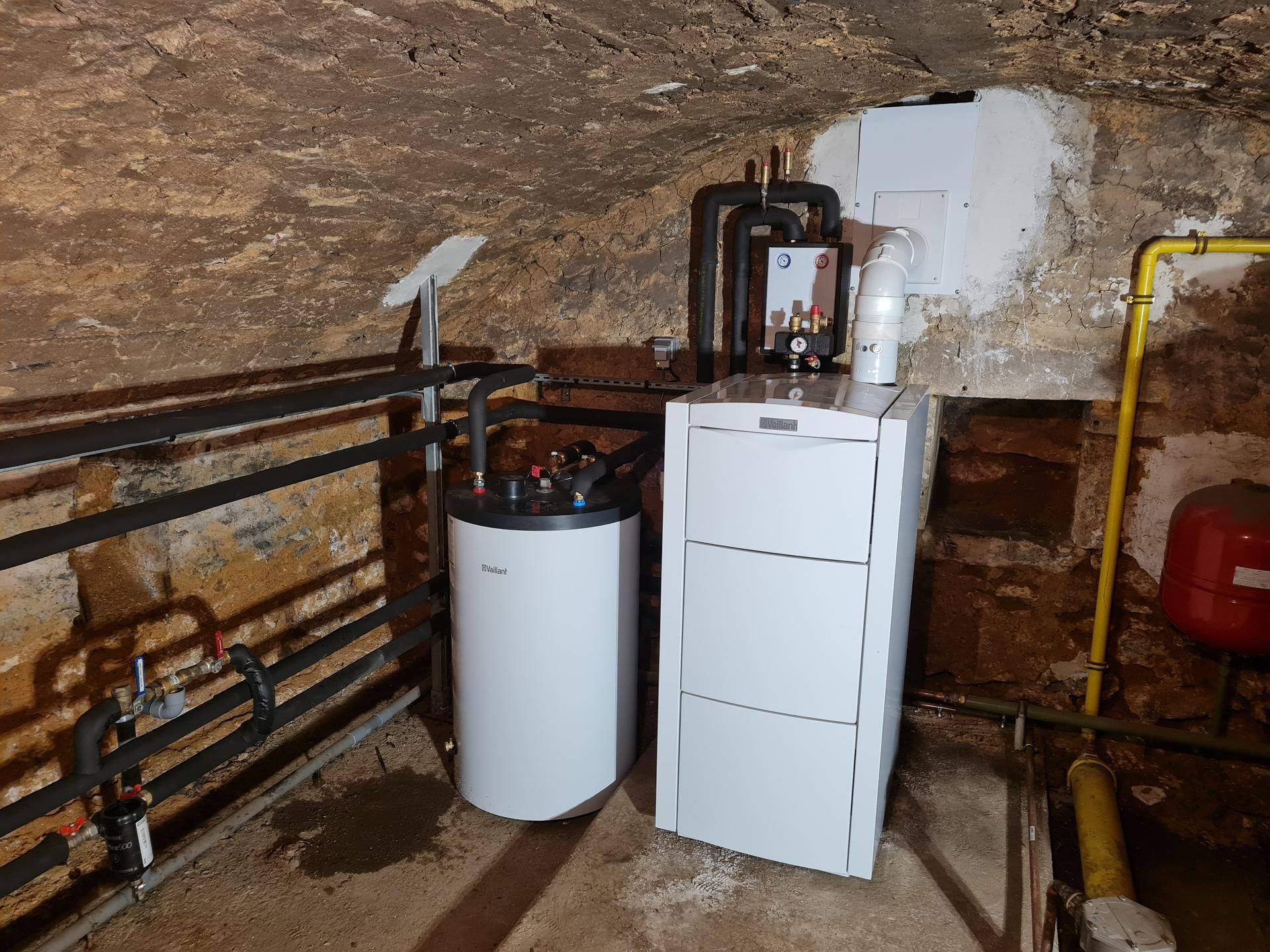 Un chauffe-eau et un adoucisseur dans une cave