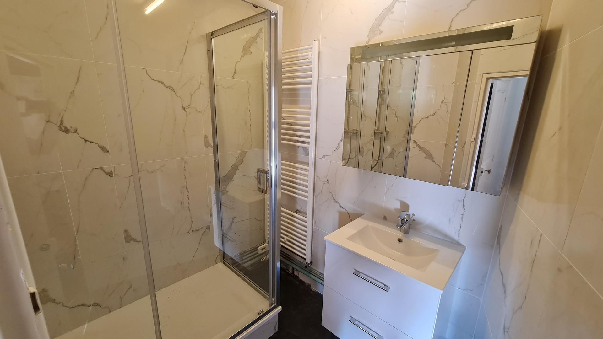 Une salle de bains en marbre