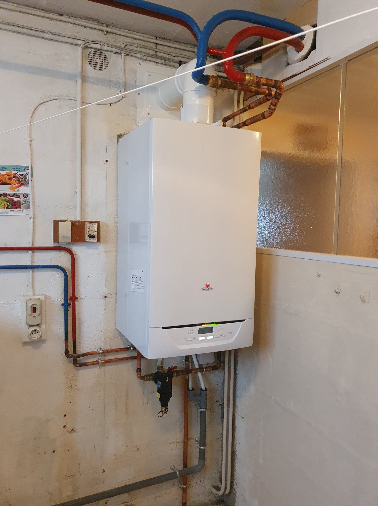 Une chaudière dans une cave