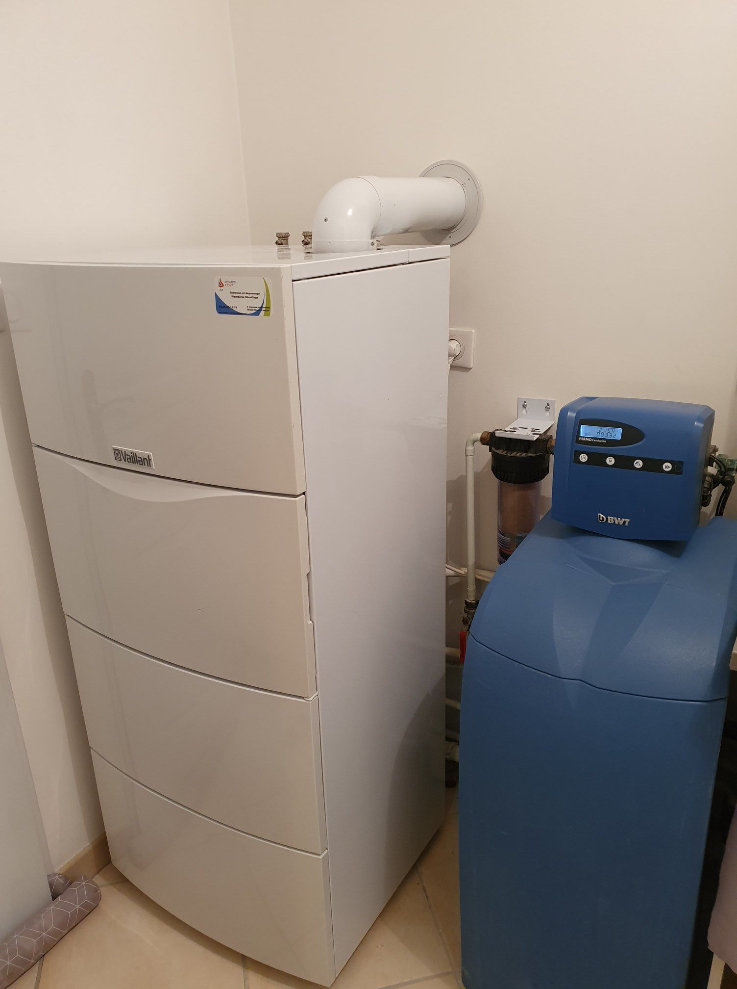 Un ballon d'eau chaude et un adoucisseur bleu