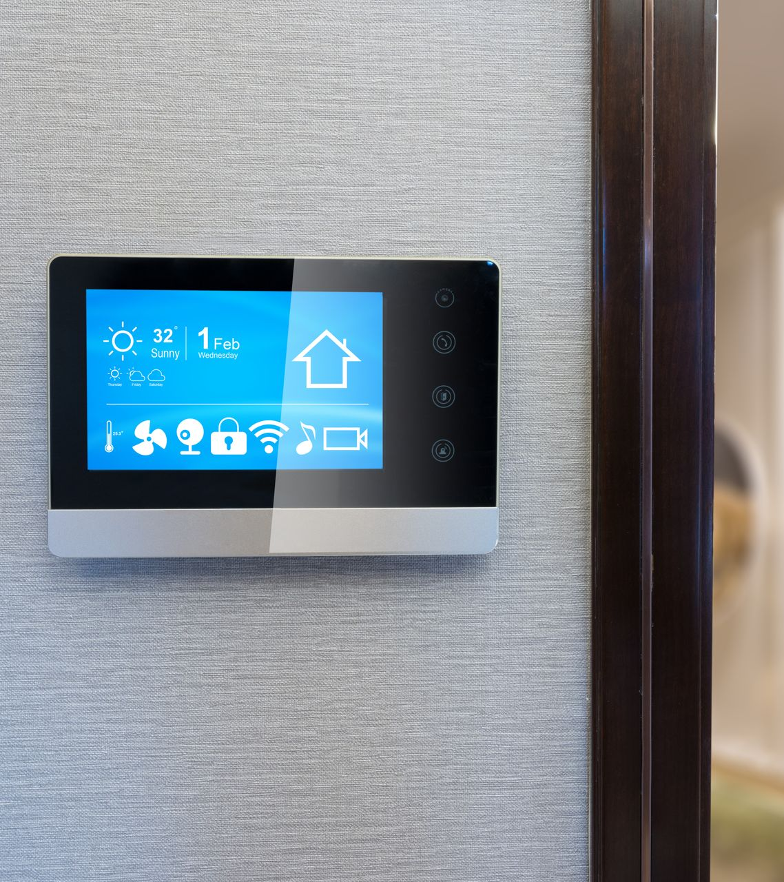 Panneau de contrôle de maison intelligente sur un mur gris texturé ; affiche la météo, les commandes de la maison et les icônes d'état du système, encadrés par une porte marron.