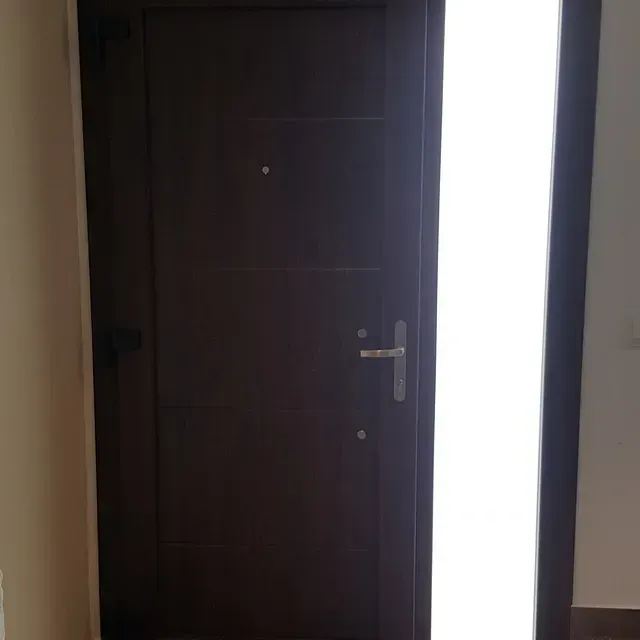 Un primer plano de una puerta por la que entra luz.
