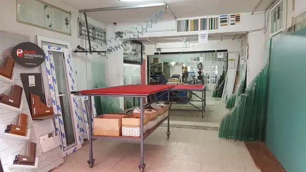 Una habitación grande con una mesa en el medio.