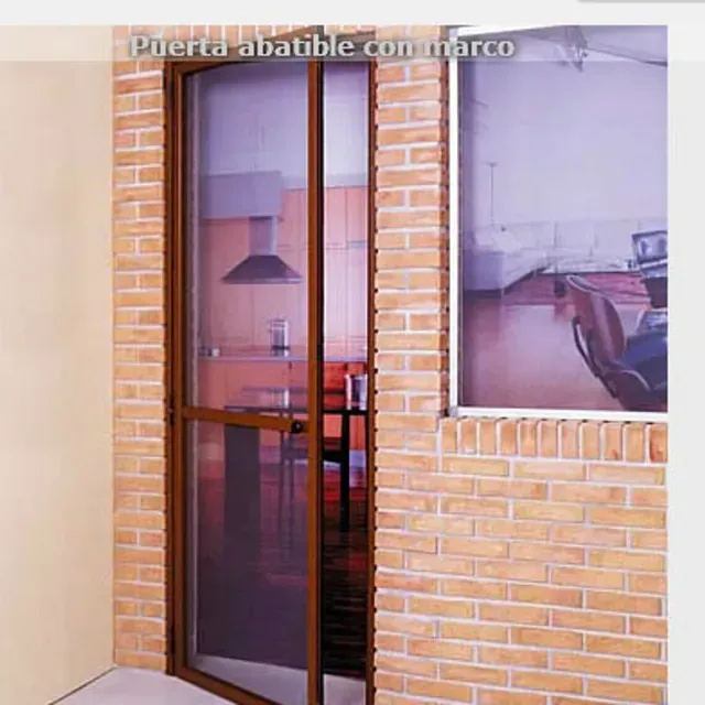 Una imagen de una puerta abatible con una imagen de una cocina detrás de ella.