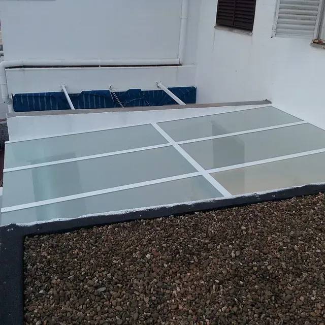 Un edificio blanco con un techo cubierto de grava