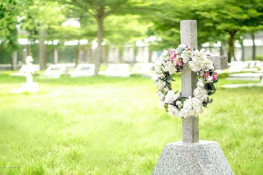 Trauerkranz auf Kreuz aus Holz