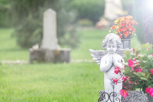 Engelsstatue auf Friedhof