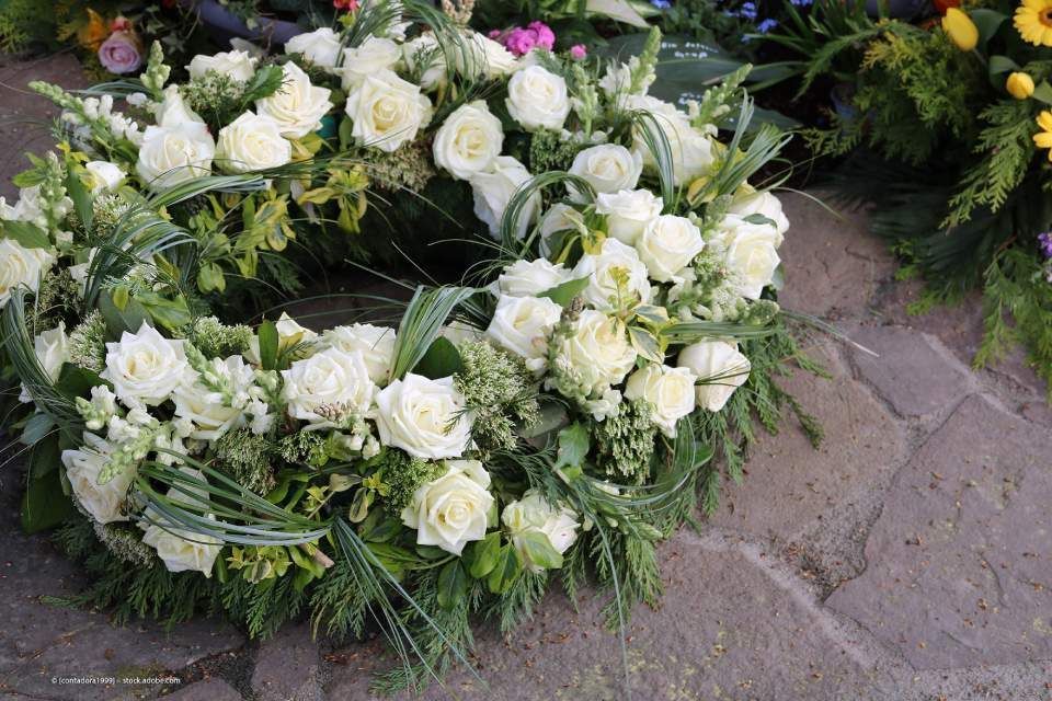 Trauerkranz mit weißen Rosen