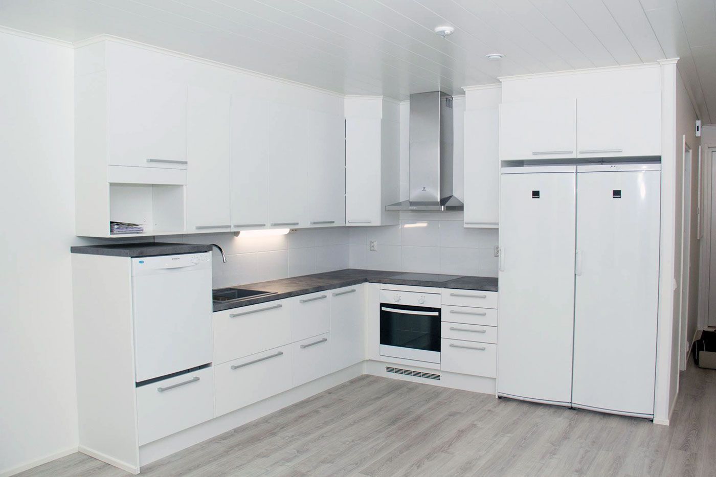 Omakotitalon valkoinen keittiö