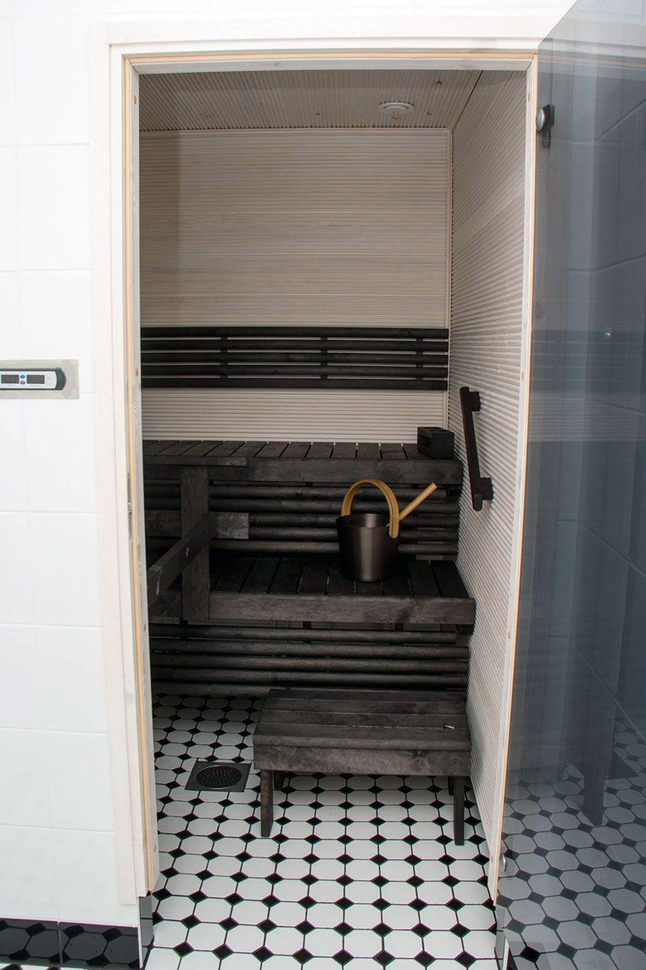 Vaalea sauna tummilla lauteilla