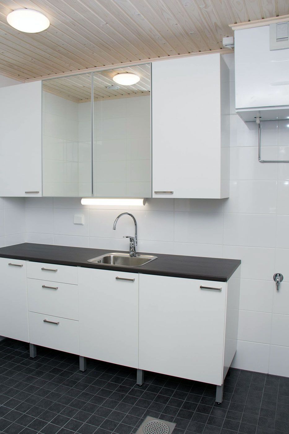 Kylpyhuoneen allaskaappi