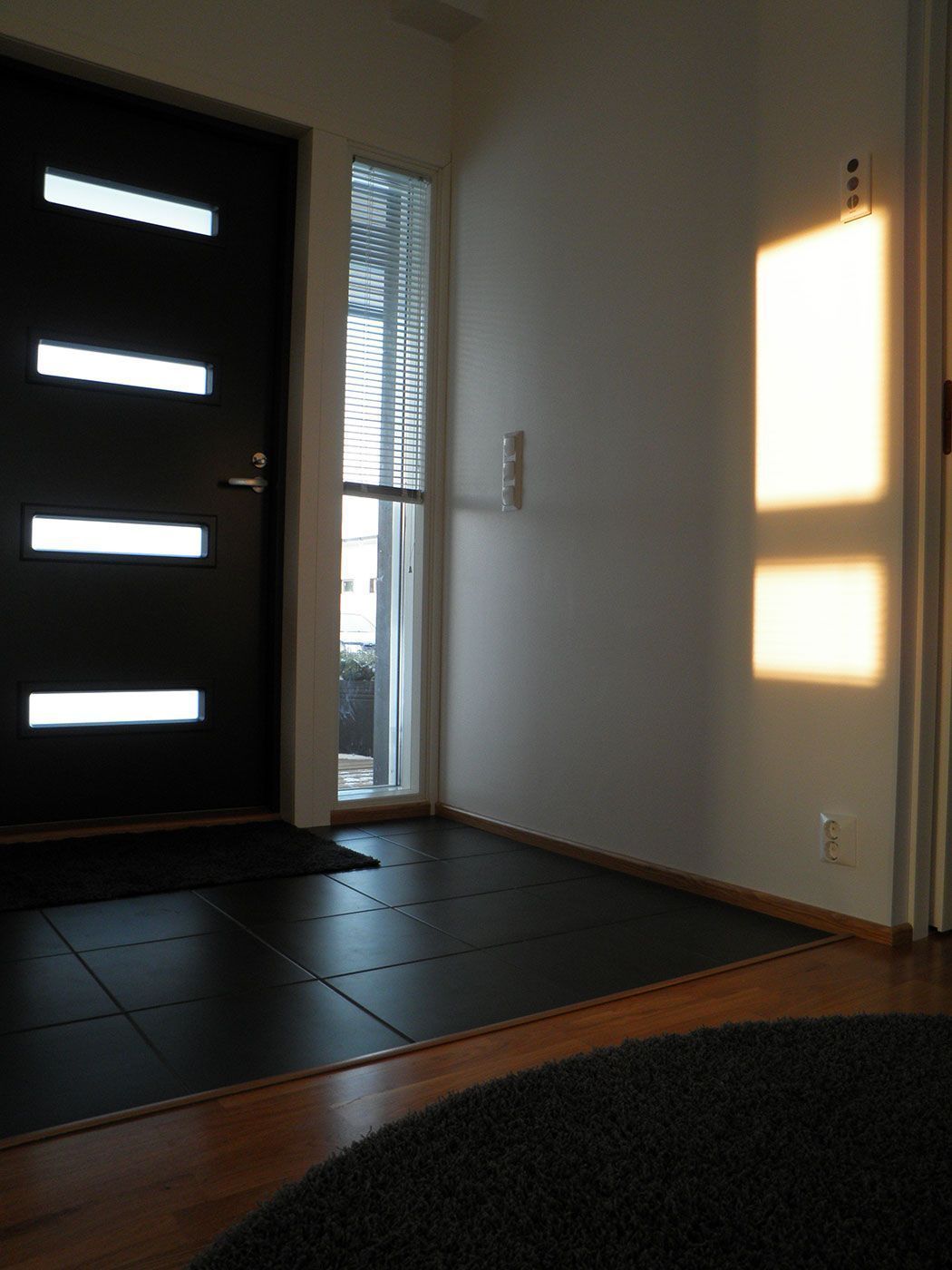 Omakotitalon tyylikäs eteinen