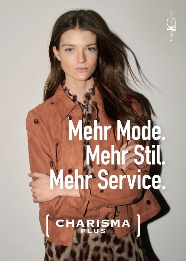 Frau in hellgrauen Sommeroutfits, posiert in einem Studio mit der Textüberlagerung „STYLE NEWS SUMMER 2025“.