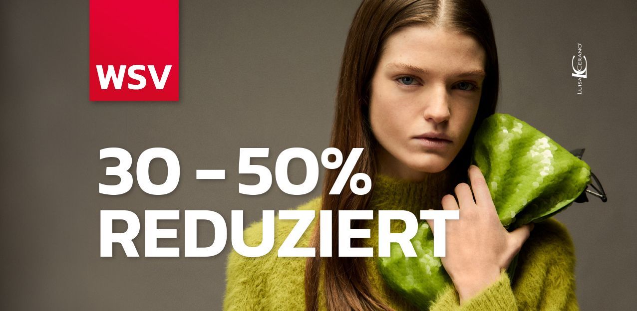 Frau in grüner Kleidung bietet 30-50% Rabatt an.