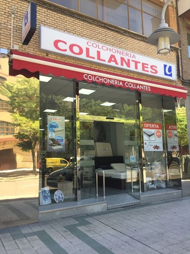 Fachada de «Collantes», con escaparates, toldo rojo y letrero blanco en una acera soleada de la ciudad