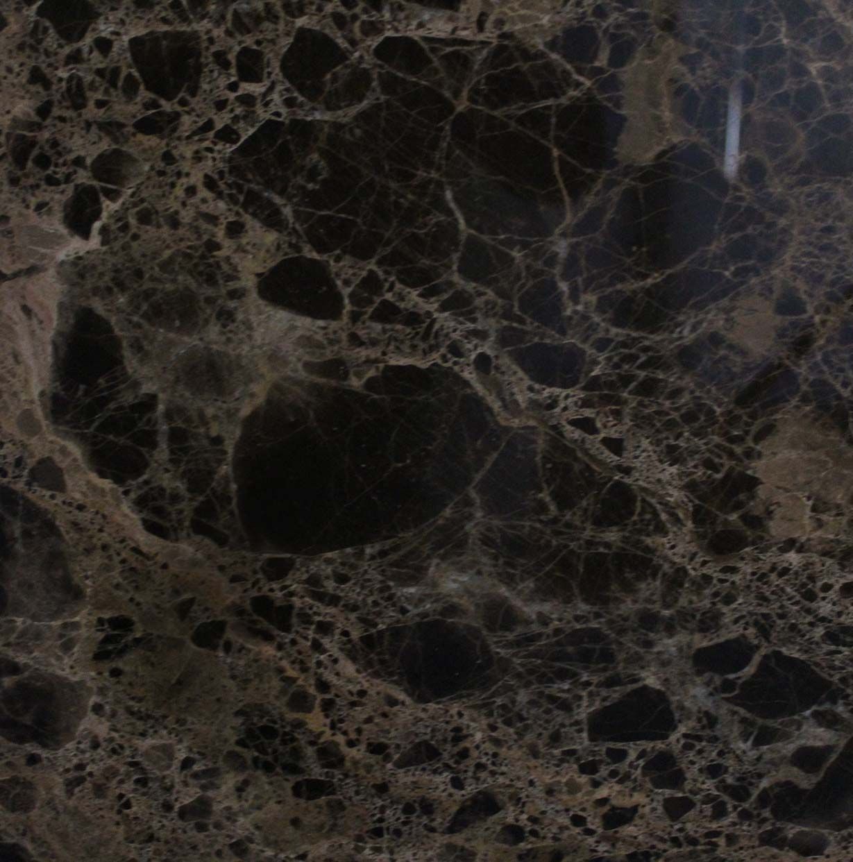 Un primer plano de una encimera de mármol negro.