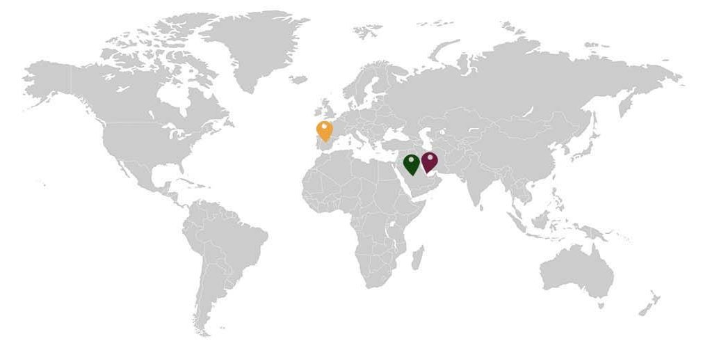 Un mapa del mundo con tres alfileres en él.