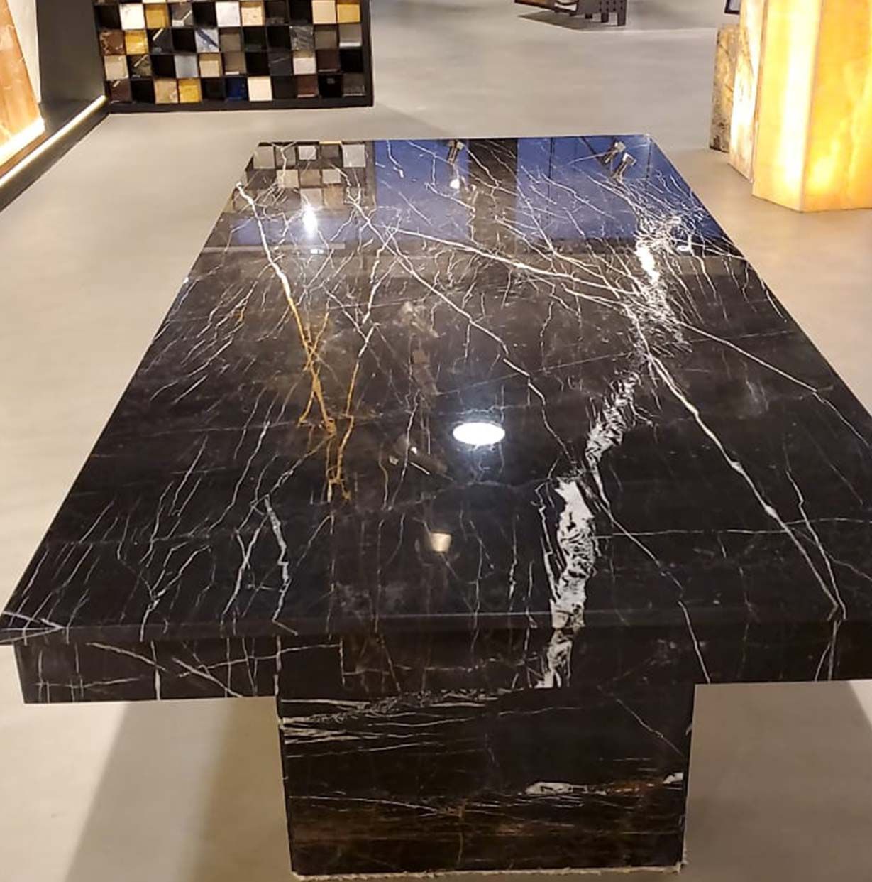 Una mesa de mármol negro está en una habitación.