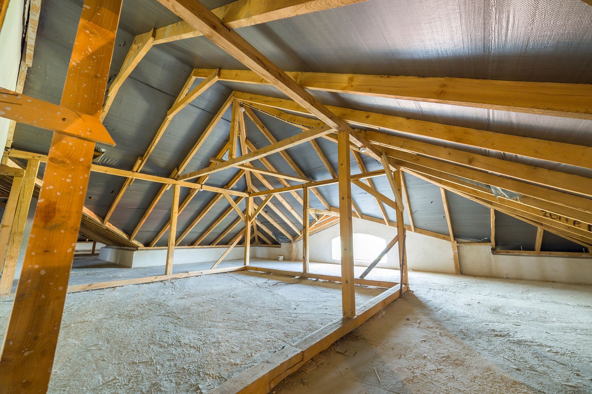 Vue intérieure d'un grenier avec ossature en bois et isolation