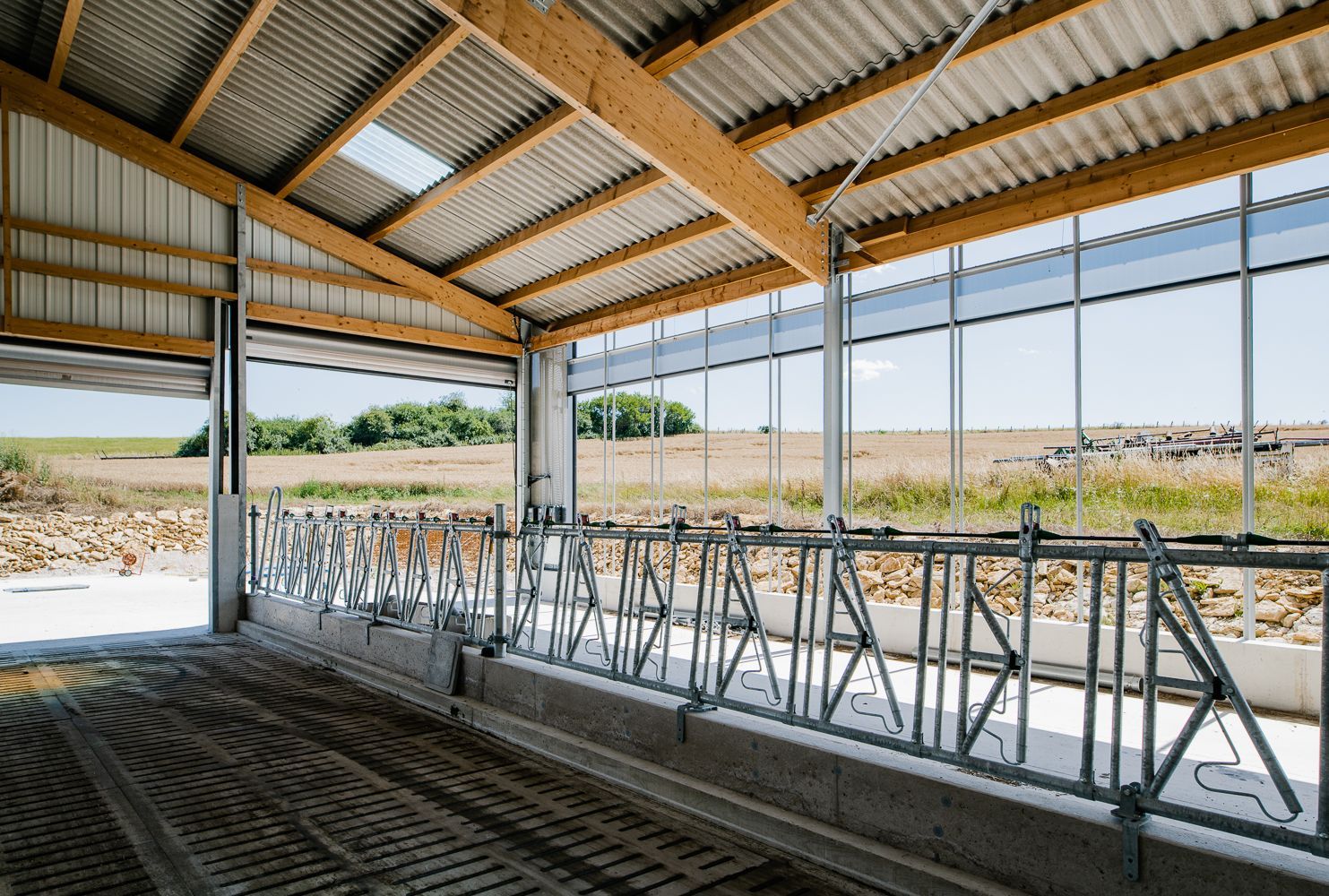 Intérieur d'une grange, avec vue sur un champ