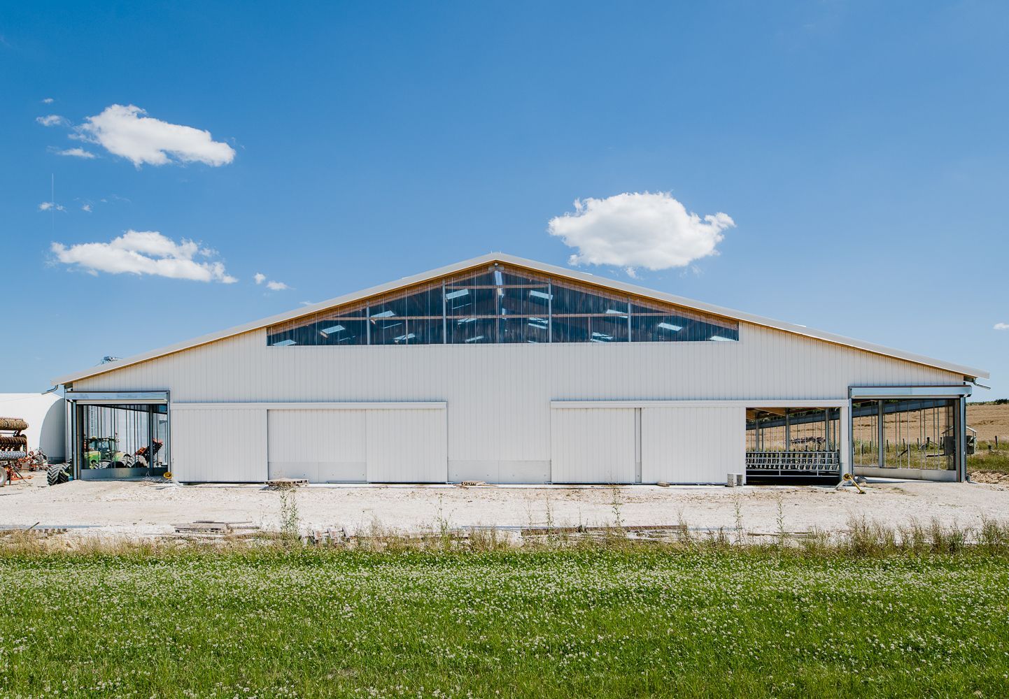 Grange blanche avec de grandes portes coulissantes