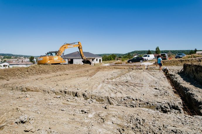 Chantier de construction avec une excavatrice creusant dans la terre