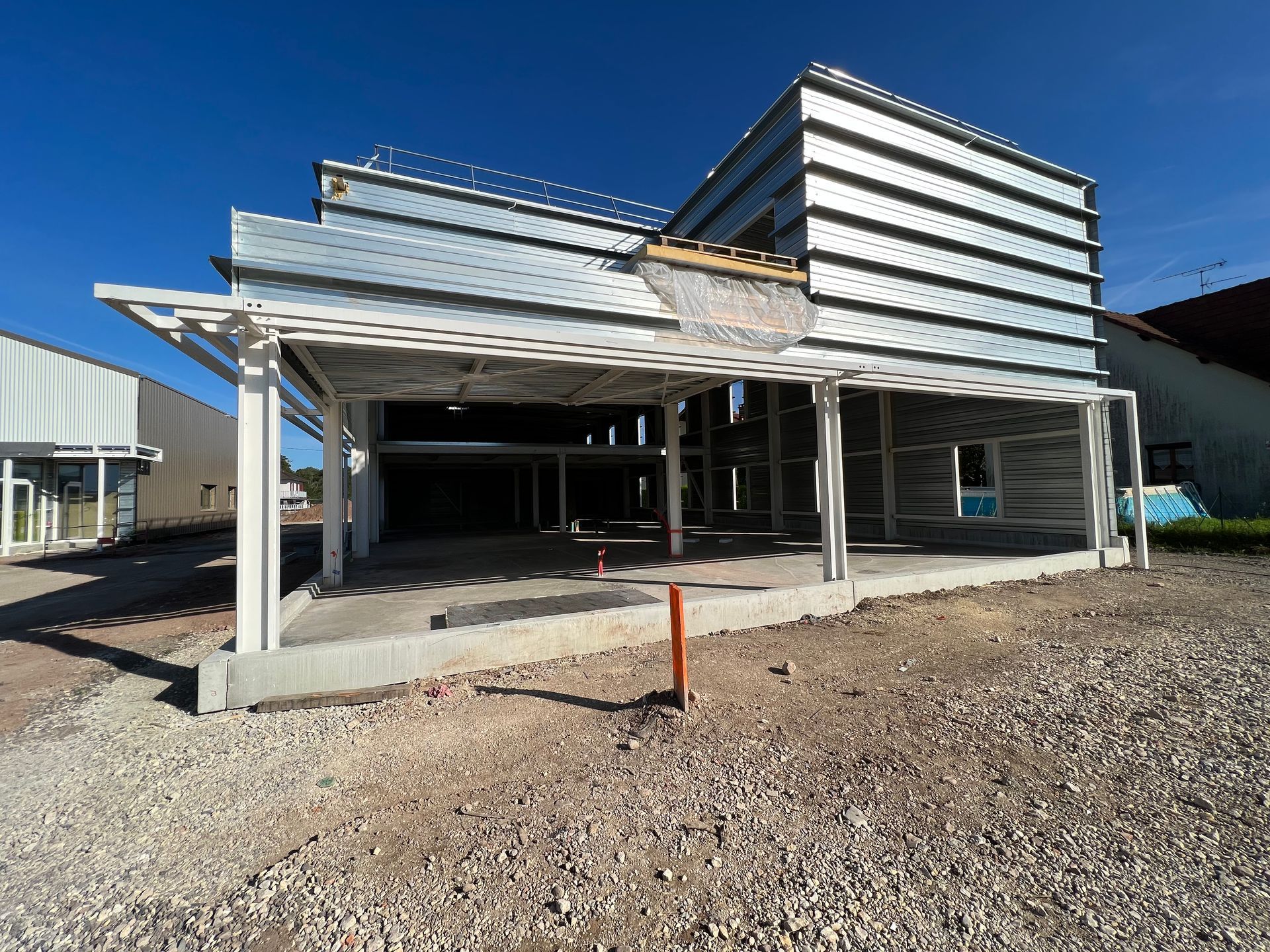 Chantier de construction avec un bâtiment à ossature métallique en construction