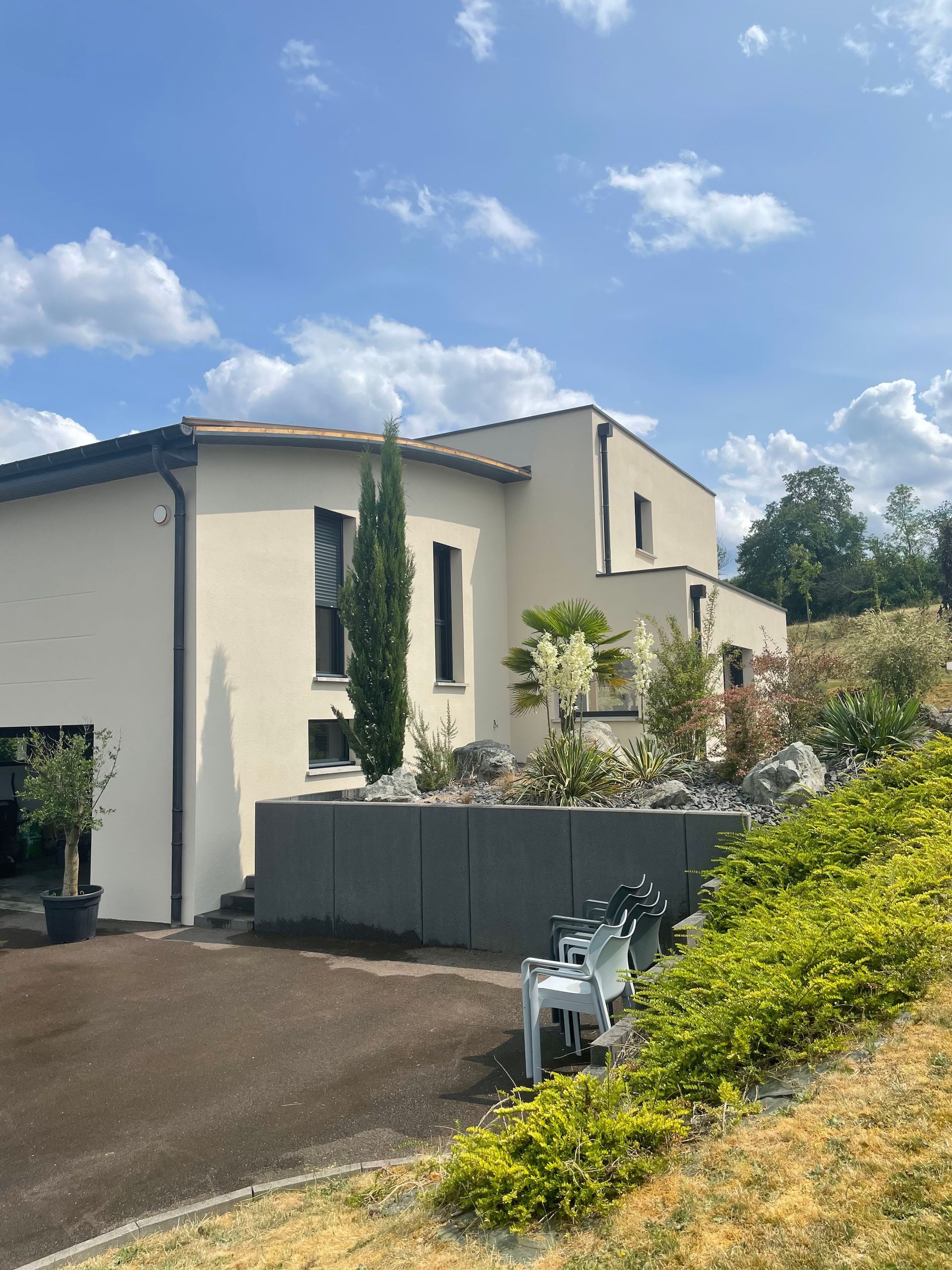 Maison moderne beige à deux étages