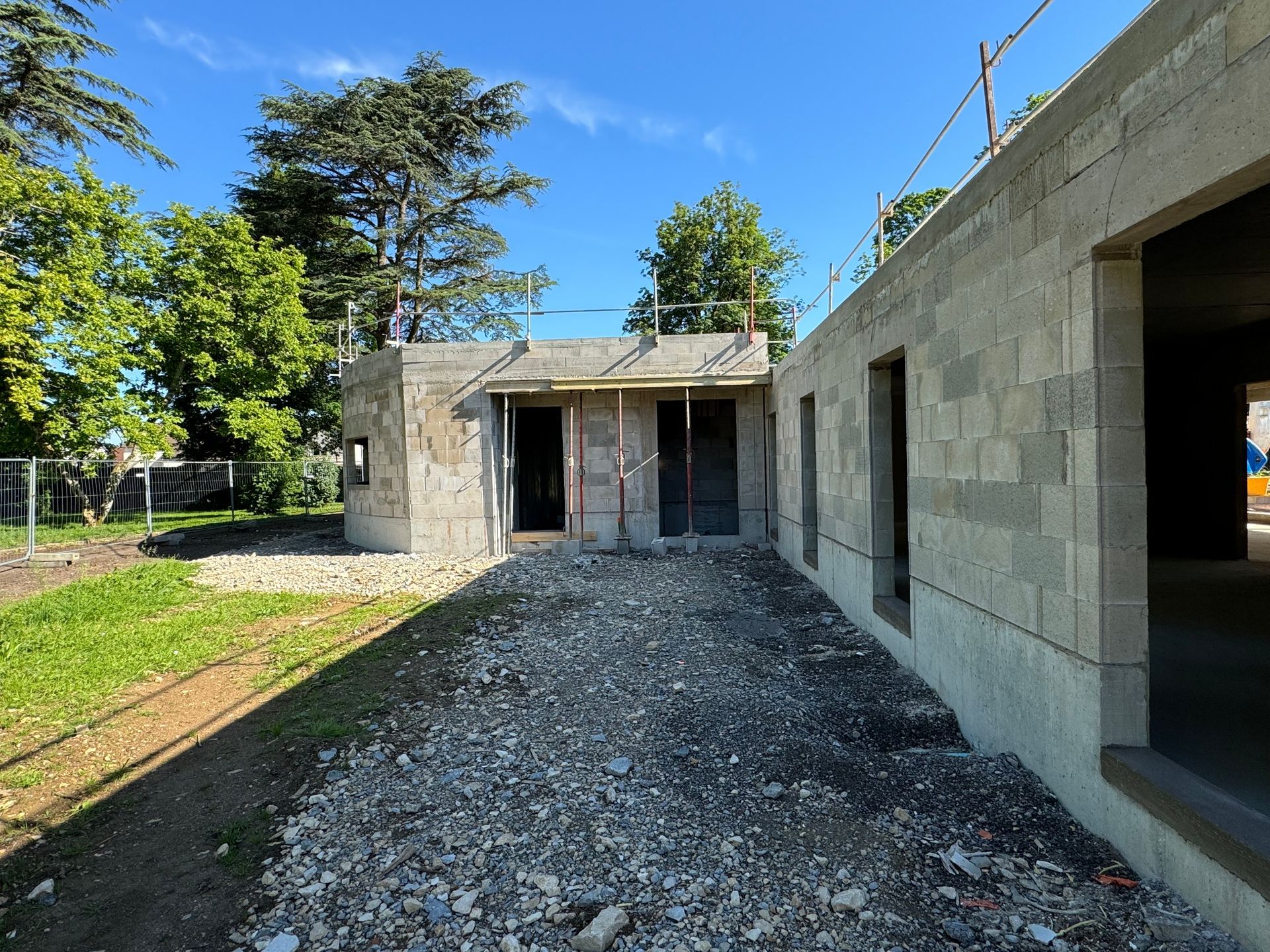 Chantier de construction avec bâtiments en parpaings en construction