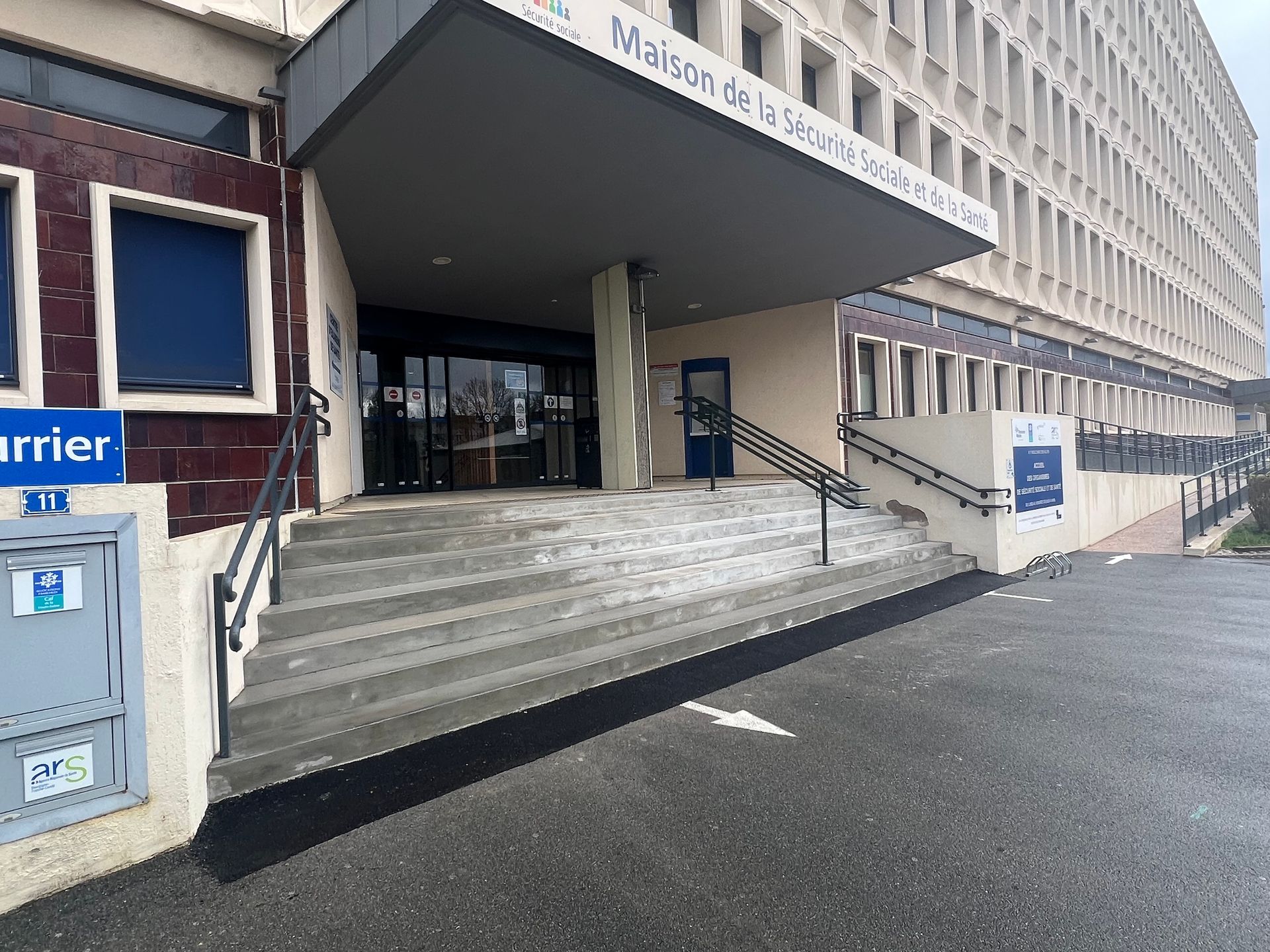 Entrée de bâtiment avec marches et rampes