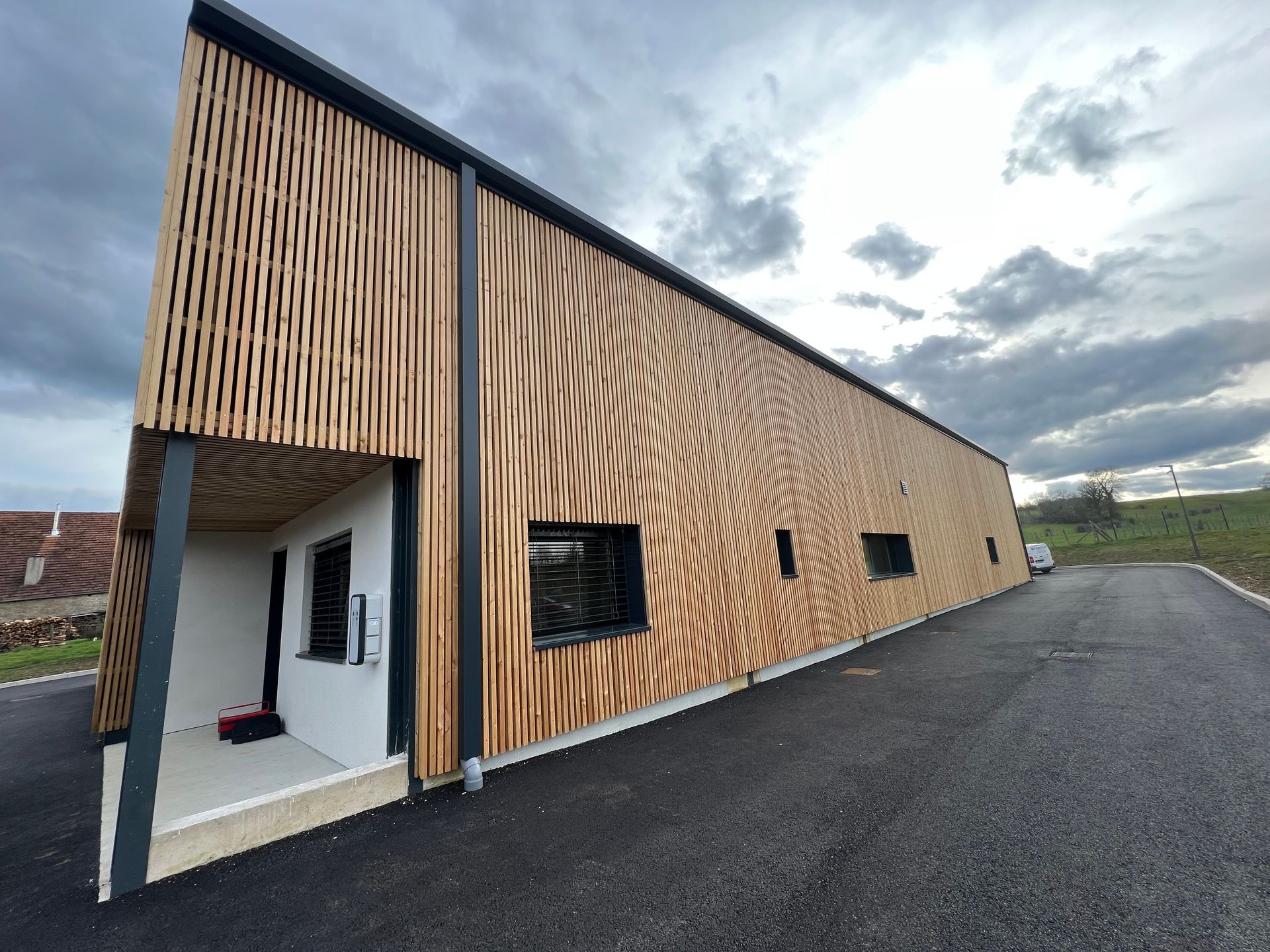 Bâtiment moderne avec façade en bois inclinée