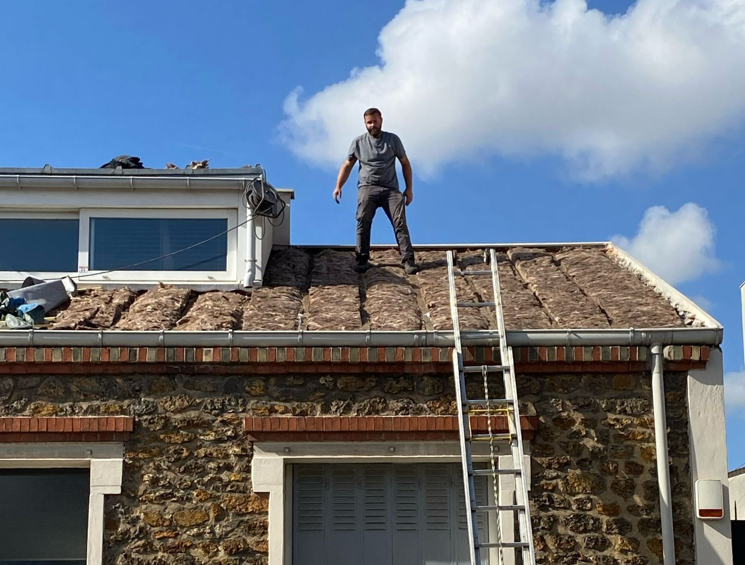 Toiture en cours de travaux d'isolation