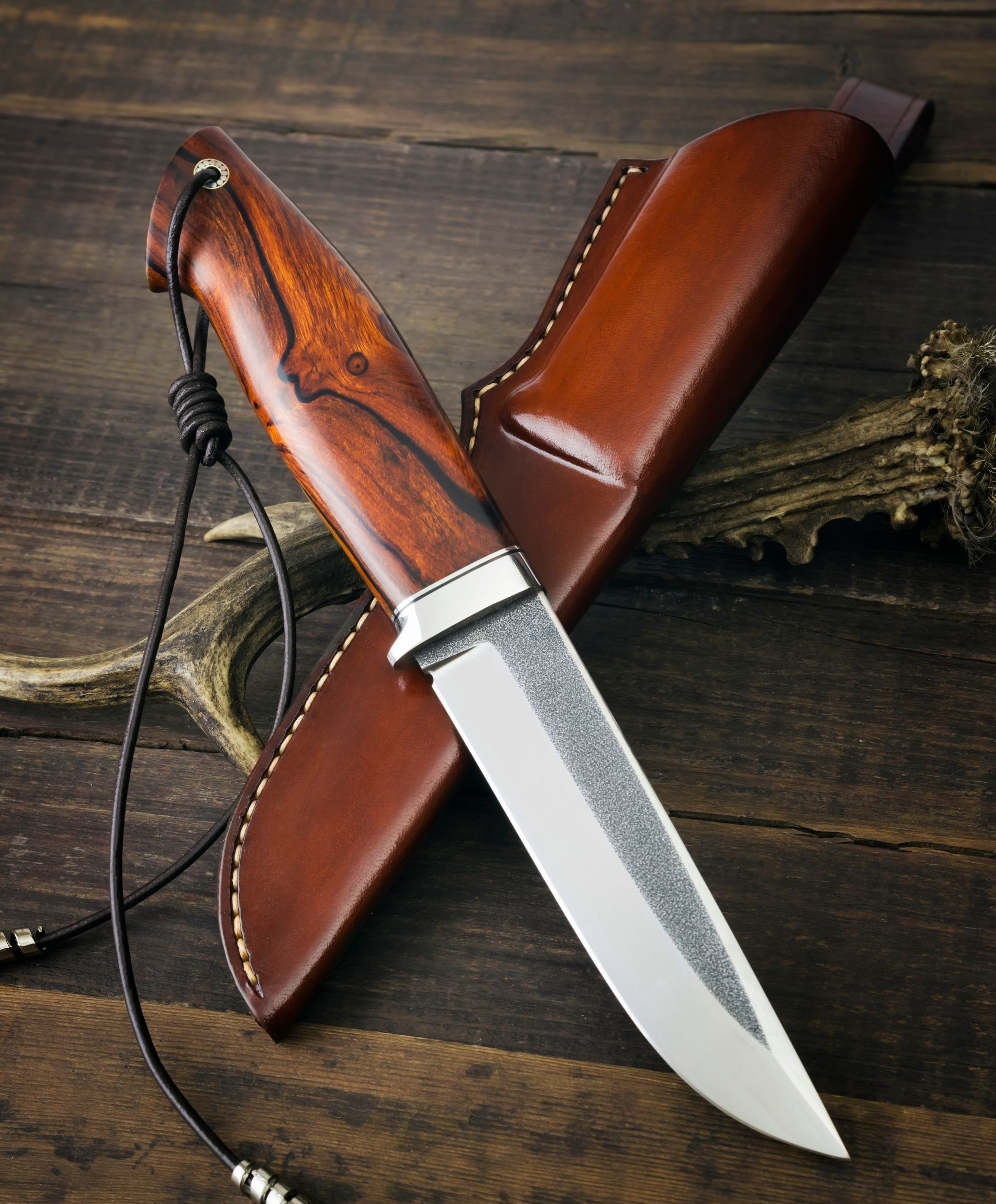 Couteau de chasse et étui en cuir