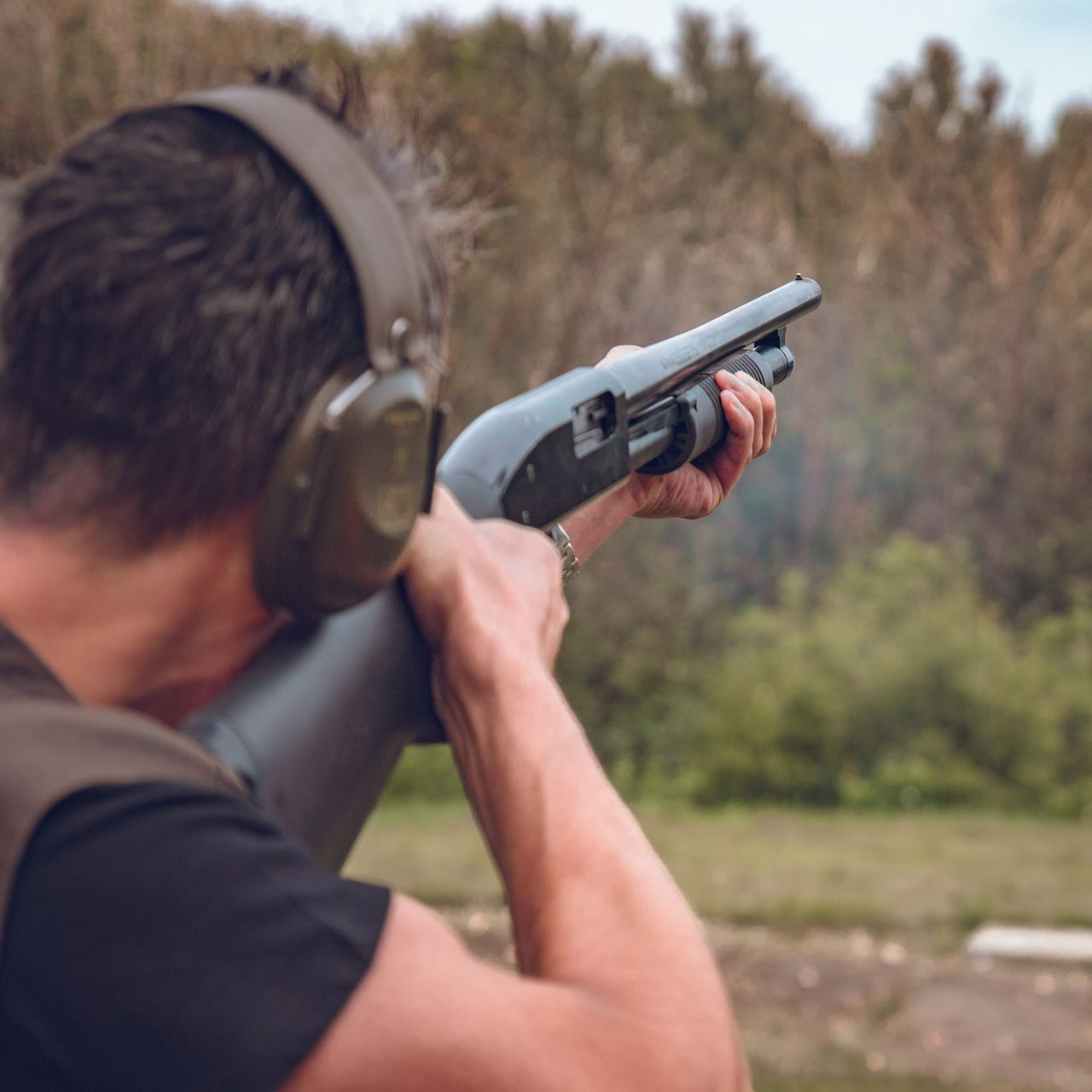 Chasseur portant un casque antibruit