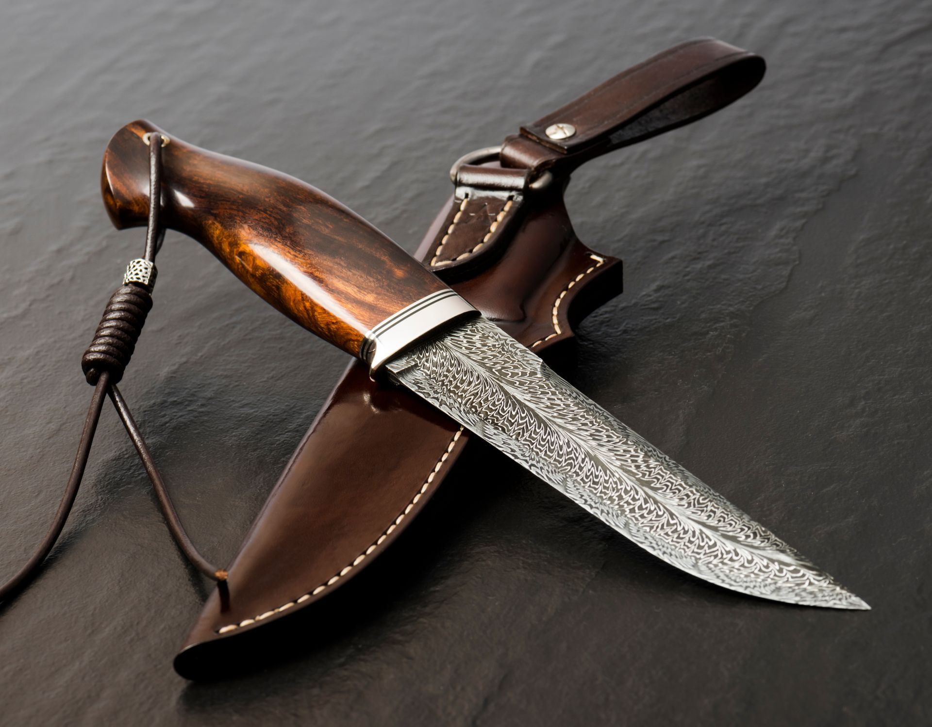 Couteau avec manche en bois poli et étui en cuir