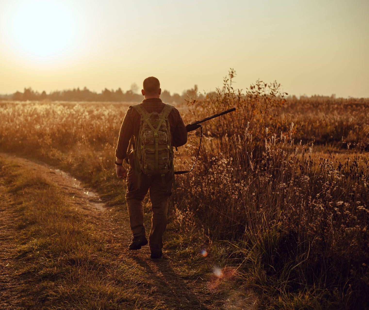 Chasseur de dos portant un sac de rangement