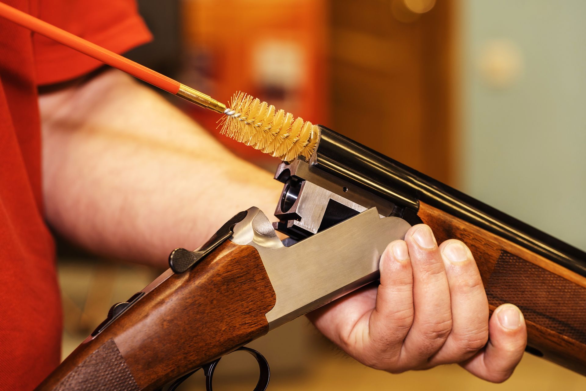 Nettoyage d'une carabine à la brosse